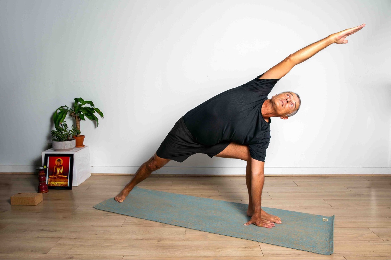 Pascal en posture de yoga sur un tapis