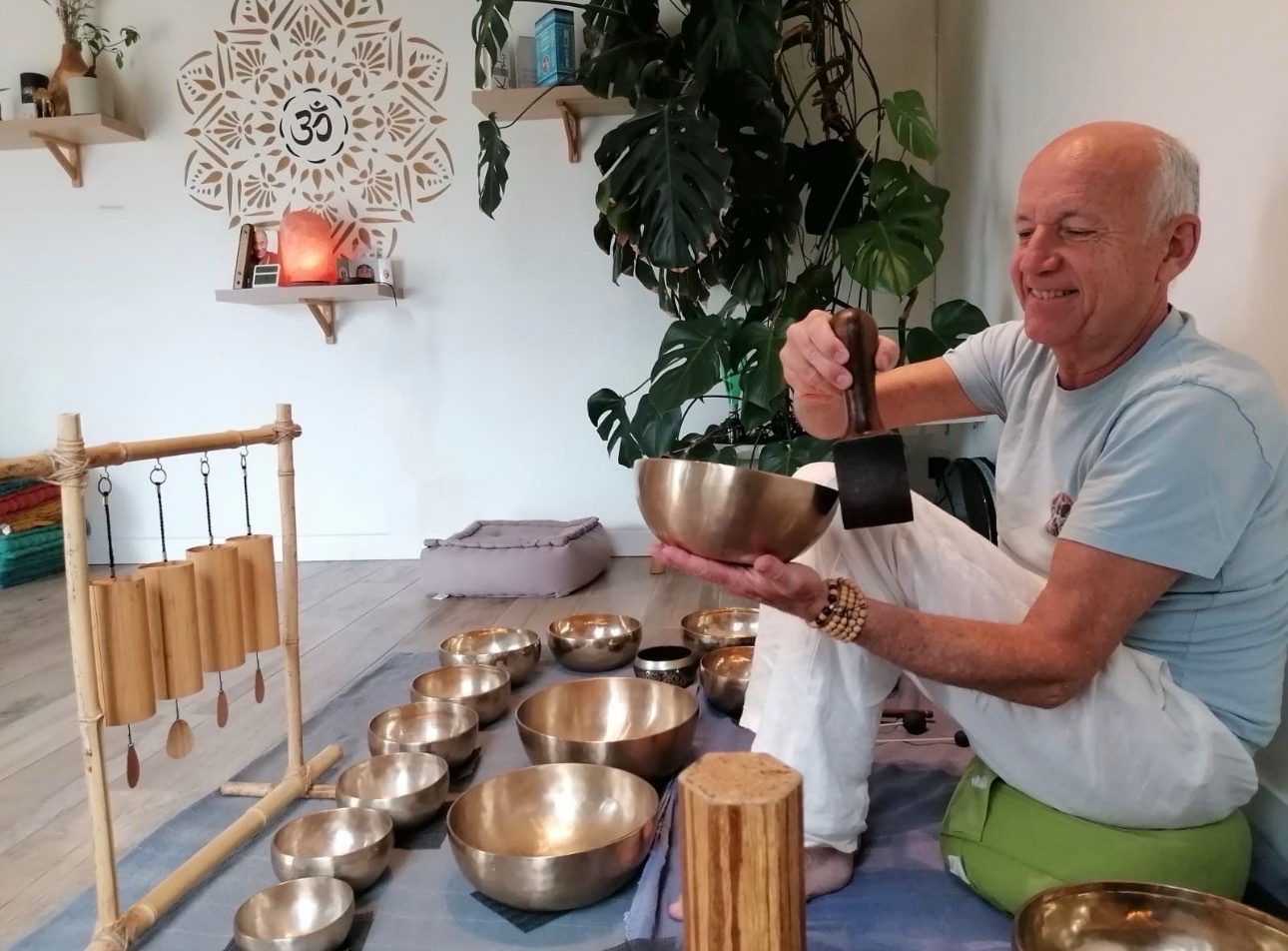 Olivier avec ses bols chantants et ses instruments sonores